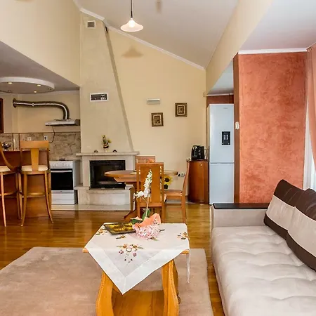 Spacious & Sunny Maisonette With Terrace Near Centre By Flаt Manаger Апартаменты