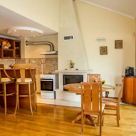 Spacious & Sunny Maisonette With Terrace Near Centre By Flаt Manаger Апартаменты